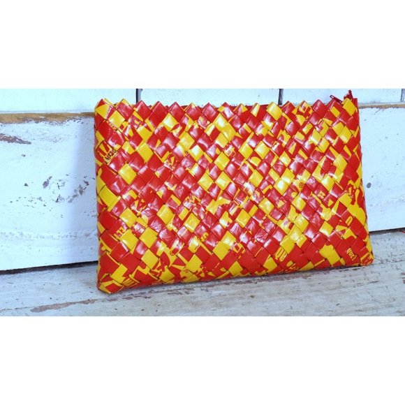 Vintage red yellow plastic label folded basket weave clutch purse - Picture 3 of 7